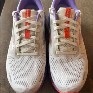 Brooks Adrenaline Women's Athletic Shoes
Size 11